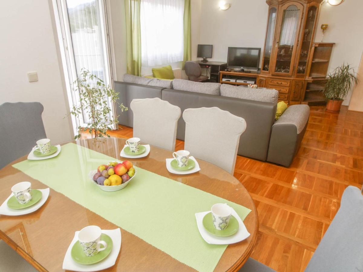 Olive 4+2 Lägenhet Makarska