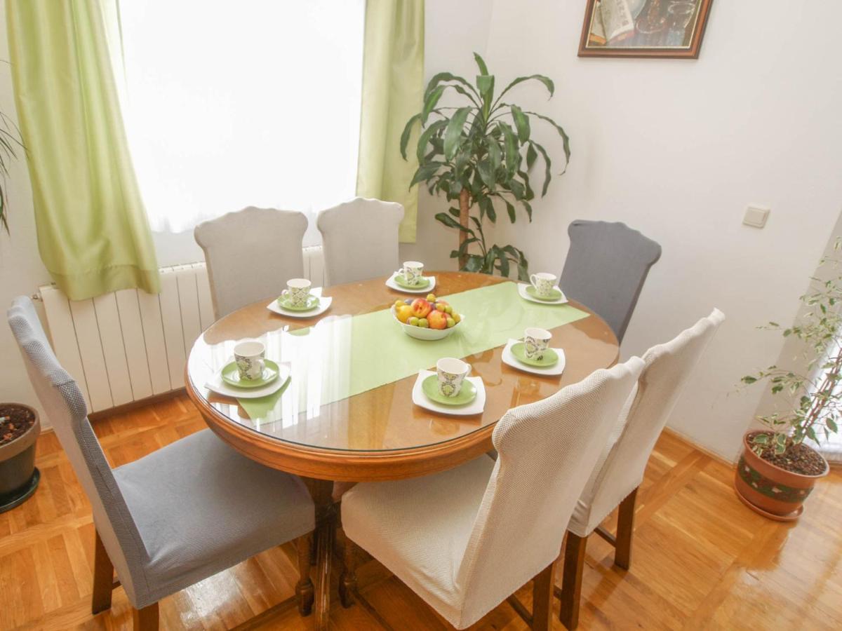 Olive 4+2 Makarska